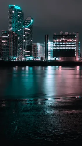 Город Ночной Обои на телефон водоем с постройками вдоль него