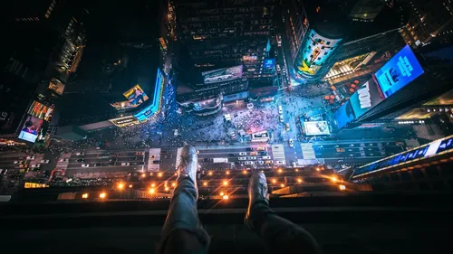 Город Ночной Обои на телефон человек, фотографирующий ночной город