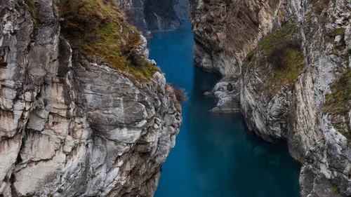 Дагестан Обои на телефон водоем между скалистыми скалами