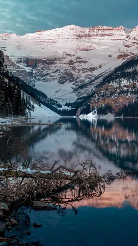 Дагестан Обои на телефон озеро, окруженное заснеженными горами