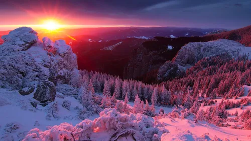 Зимний Пейзаж Обои на телефон снежная гора с деревьями и закатом