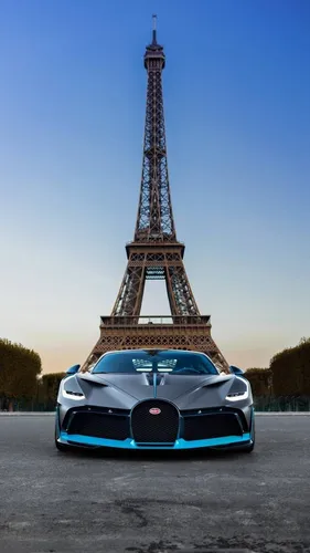 Красивые Машины Обои на телефон автомобиль, припаркованный перед металлической башней с Эйфелевой башней на заднем плане