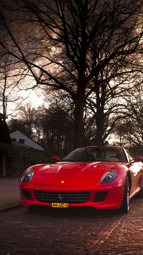 Красивые Машины Обои на телефон красный спортивный автомобиль, припаркованный на кирпичной дороге с деревом на заднем плане