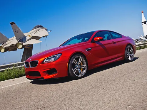 Красивые Машины Обои на телефон красный спортивный автомобиль, припаркованный на дороге с самолетами на заднем плане