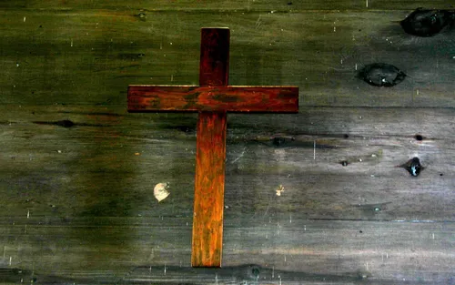 Крест Обои на телефон крест на деревянной поверхности