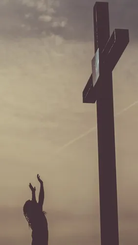 Крест Обои на телефон человек, стоящий рядом с высоким крестом
