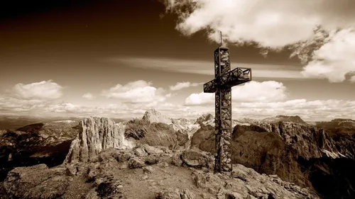 Крест Обои на телефон высокая башня на скалистом холме