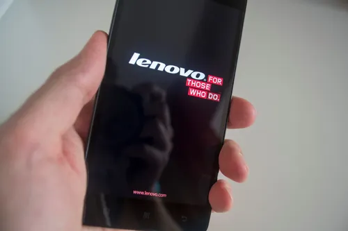Леново А6000 Обои на телефон рука, держащая черное устройство