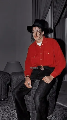 Майкл Джексон Обои на телефон человек в красной рубашке и черной шляпе, сидящий на стуле