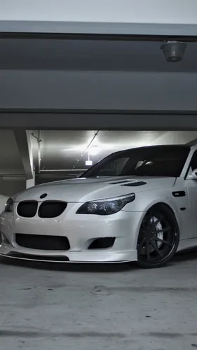 Мейзу М5 Обои на телефон белый автомобиль, припаркованный в гараже