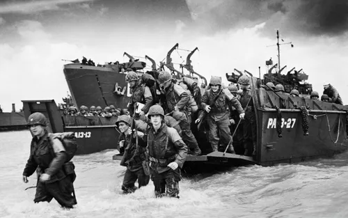 Морская Пехота Обои на телефон группа солдат, идущих рядом с танком