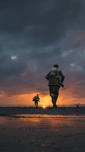 Морская Пехота Обои на телефон группа людей, гуляющих по пляжу на закате