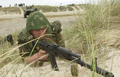 Морская Пехота Обои на телефон солдат в поле, нацеливающий пистолет
