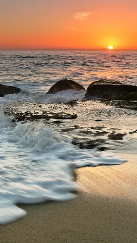 Морские Камни Обои на телефон пляж с волнами, разбивающимися на него
