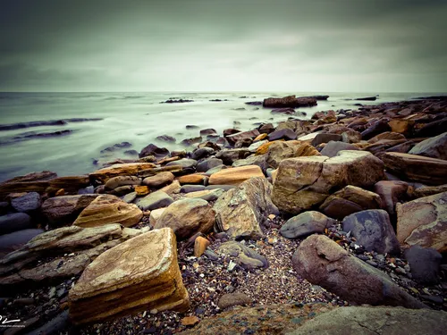 Морские Камни Обои на телефон скалистый пляж с водоемом на заднем плане
