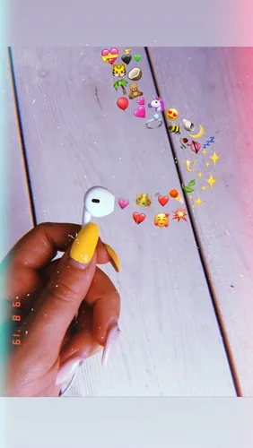 Музыка Наушники Обои на телефон рука с желтым карандашом