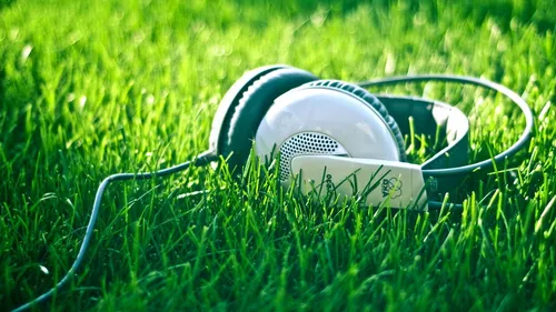 Музыка Наушники Обои на телефон пара теннисных ракеток в траве