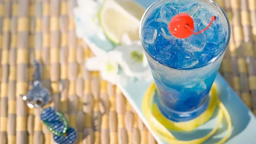 Напитки Обои на телефон синий стакан с красным шаром и желтым шаром на столе