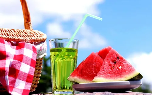 Напитки Обои на телефон стакан зеленой жидкости рядом с тарелкой арбуза и соломинкой
