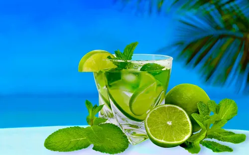 Напитки Обои на телефон стакан зеленой жидкости с лаймом и листьями