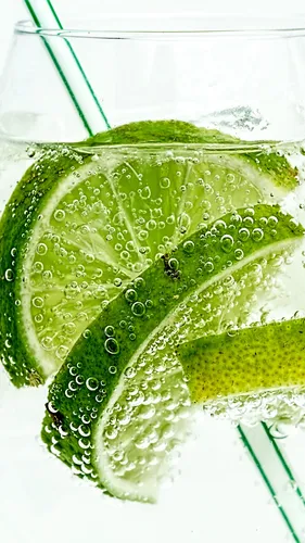 Напитки Обои на телефон стакан зеленой жидкости с зеленой соломинкой