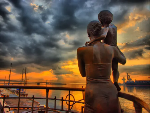Одесса Обои на телефон статуя мужчины, держащего ребенка