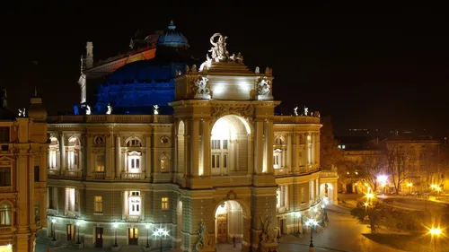 Одесса Обои на телефон большое здание с множеством окон ночью