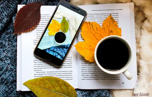 Осень Листья Обои на телефон мобильный телефон и чашка кофе на столе