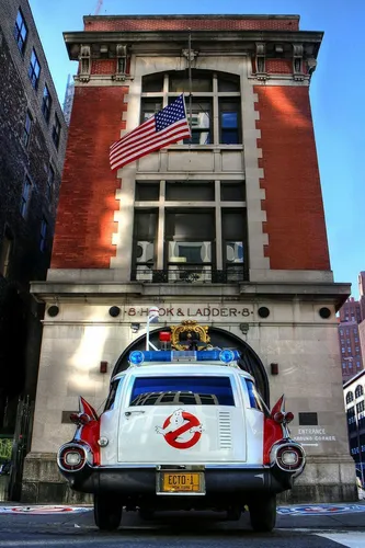 Охотники За Привидениями Обои на телефон автомобиль, припаркованный перед зданием с флагом наверху