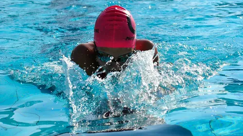 Плавание Обои на телефон человек в бассейне в шлеме и очках