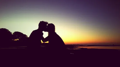 Поцелуй Обои на телефон пара человек сидит на скамейке на закате