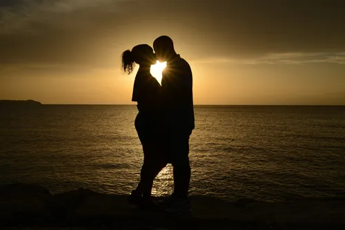 Поцелуй Обои на телефон мужчина и женщина целуются на пляже с закатом