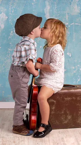 Поцелуй Обои на телефон мальчик и девочка целуются
