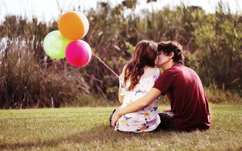 Поцелуй Обои на телефон мужчина и женщина целуются с воздушными шарами