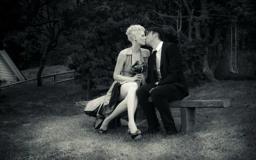Поцелуй Обои на телефон мужчина и женщина сидят на скамейке