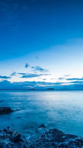 Природа Море Обои на телефон водоем со скалами и голубым небом