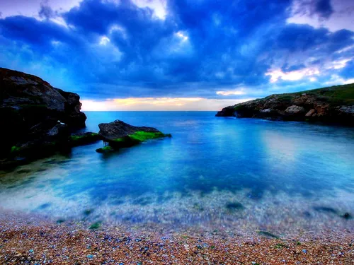 Природа Море Обои на телефон скалистый пляж с водоемом и облачным небом