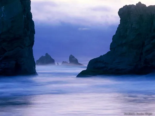 Природа Море Обои на телефон водоем с большими камнями в нем