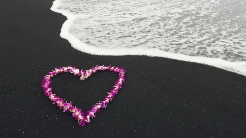 Романтика Обои на телефон сердце из розовых и фиолетовых кристаллов на черной поверхности