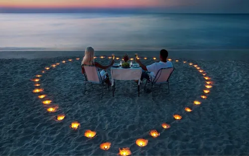 Романтика Обои на телефон мужчина и женщина сидят за столом в воде