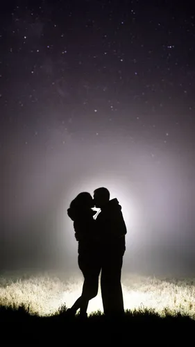 Романтика Обои на телефон мужчина и женщина целуются перед звездным небом