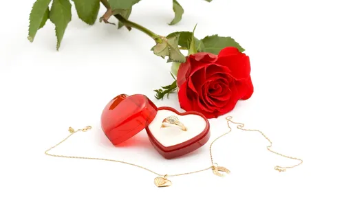 Романтика Обои на телефон роза и кольцо на белой поверхности