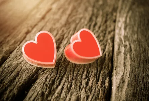 Романтика Обои на телефон пара красных предметов в форме сердца на дереве