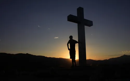 С Крестами Обои на телефон человек, стоящий рядом с крестом