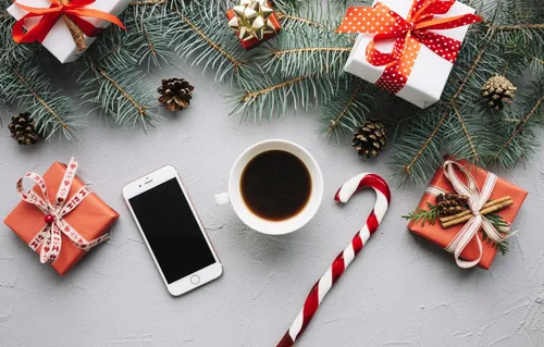 С Новым Годом Обои на телефон чашка кофе и мобильный телефон на столе
