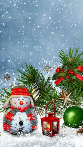 С Новым Годом Обои на телефон снеговик рядом с елкой и маленький фонарь