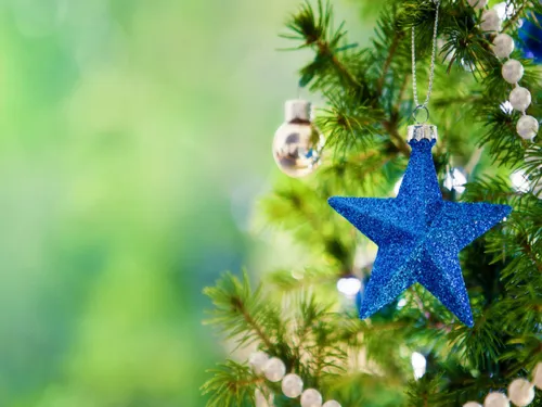 С Новым Годом Обои на телефон голубая елка с голубой звездой из нее
