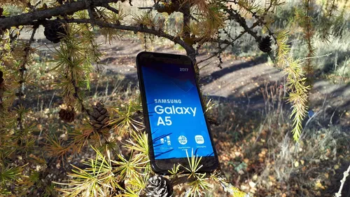 Самсунг А5 2017 Обои на телефон синее прямоугольное устройство с экраном