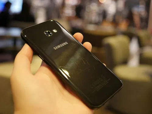 Самсунг А5 2017 Обои на телефон рука, держащая черный сотовый телефон