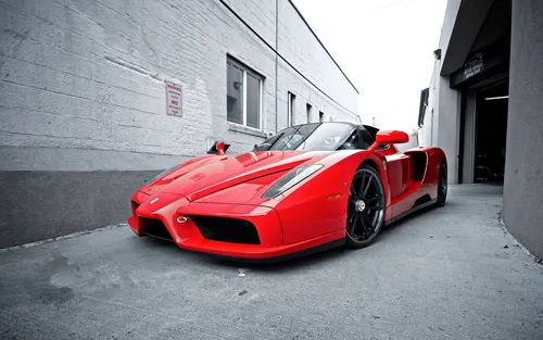 Спортивные Машины Обои на телефон красный спортивный автомобиль, припаркованный в гараже
